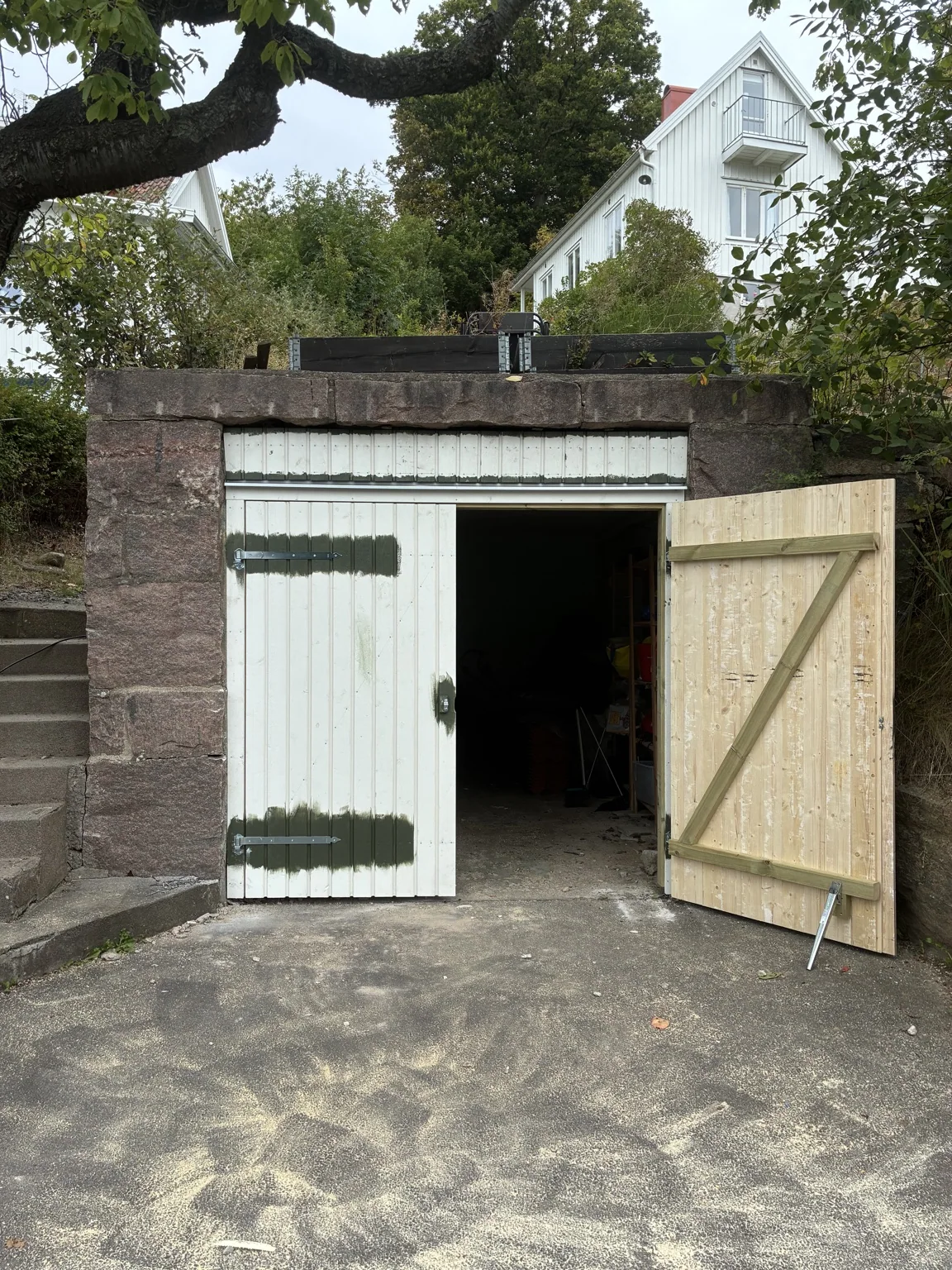 Måttanpassade garageportar i trä