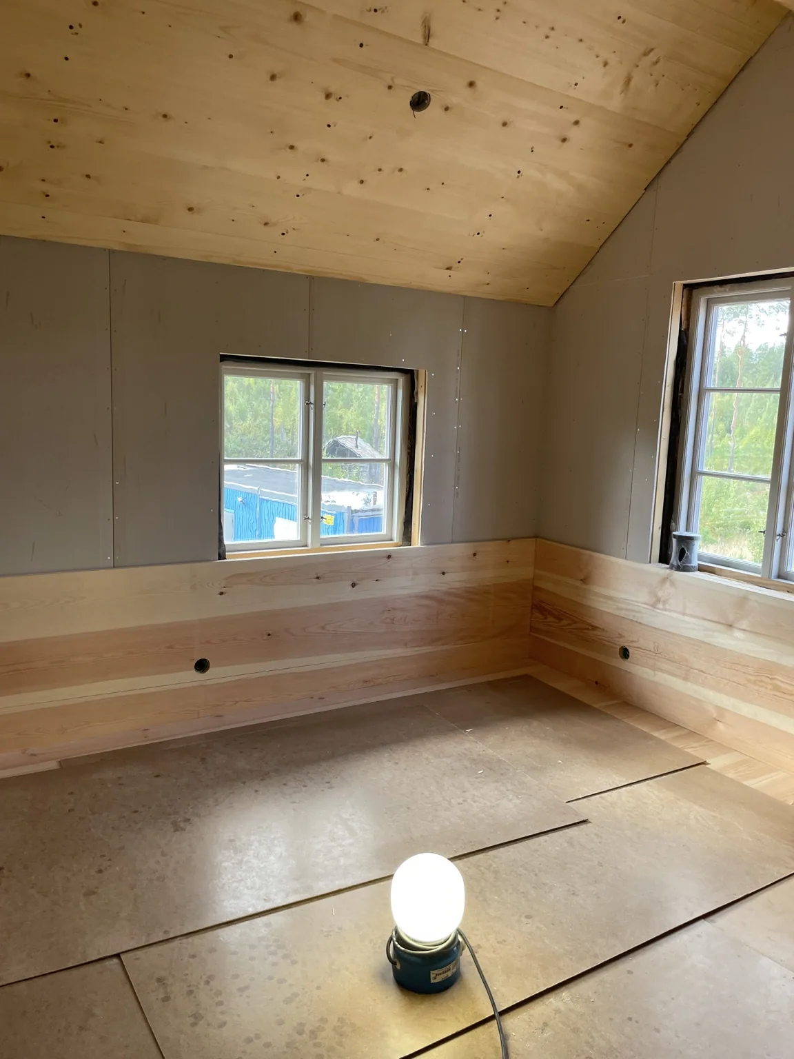 Träpanel invändigt under renovering