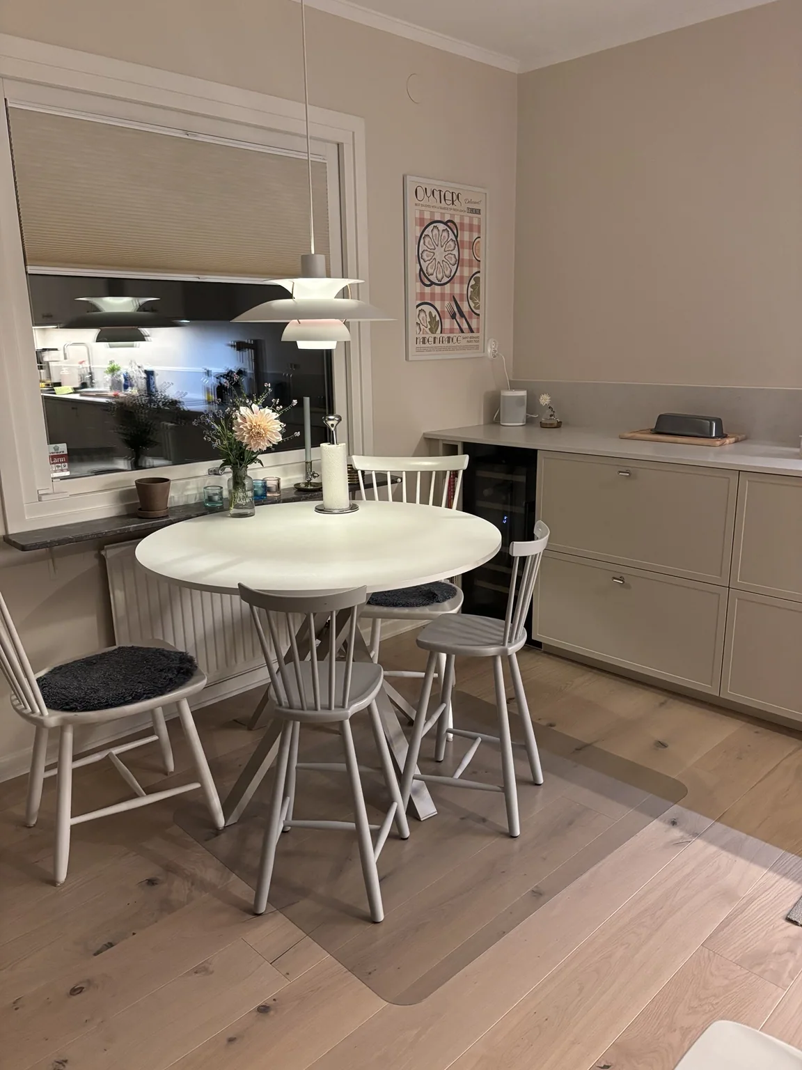 Matplats med nytt golv och förvaring